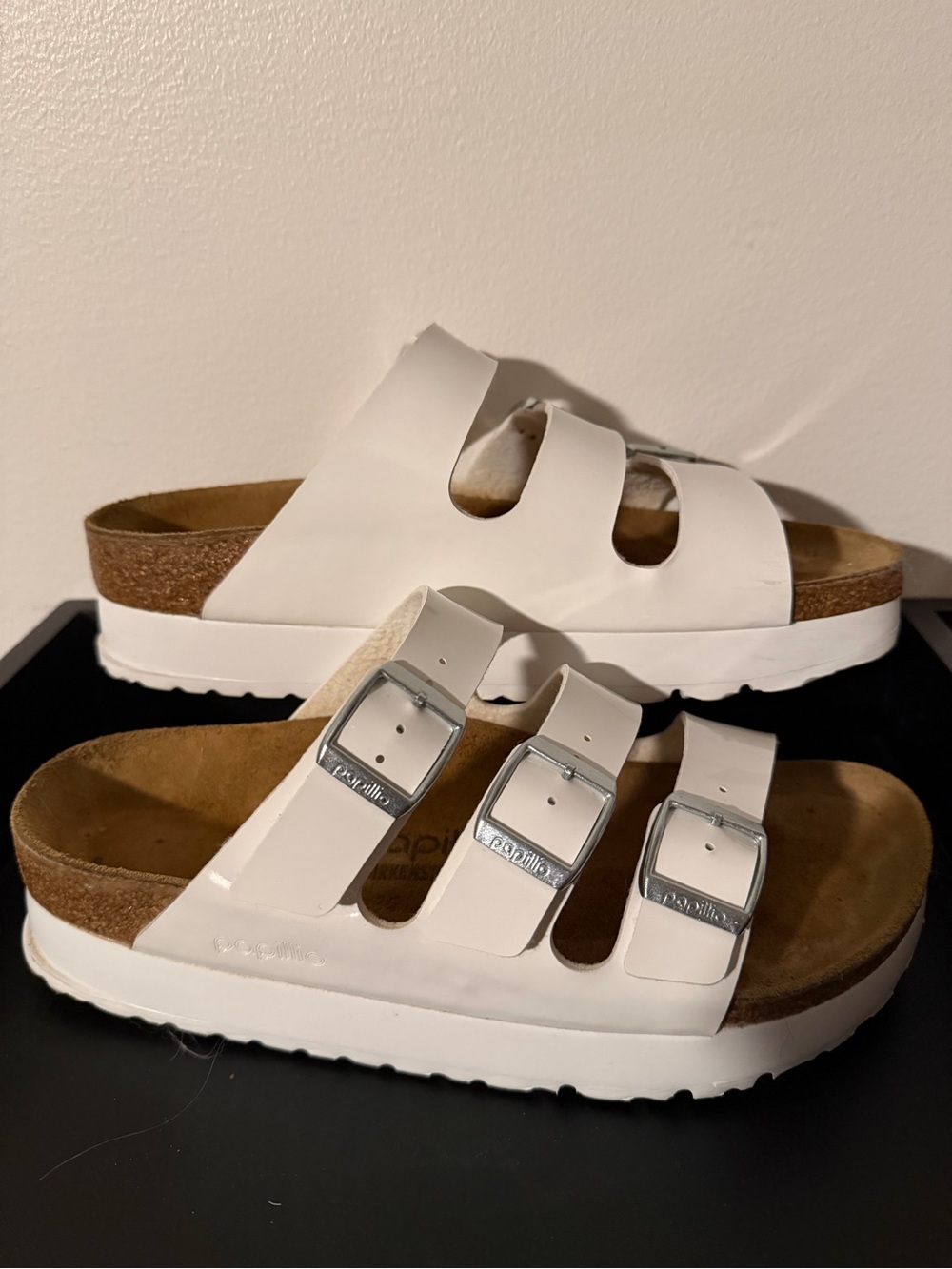 PAPILLIO by BIRKENSTOCK Triple Strap Sandals – White Patent – Size 39 - preloved - Picture 3 of 4